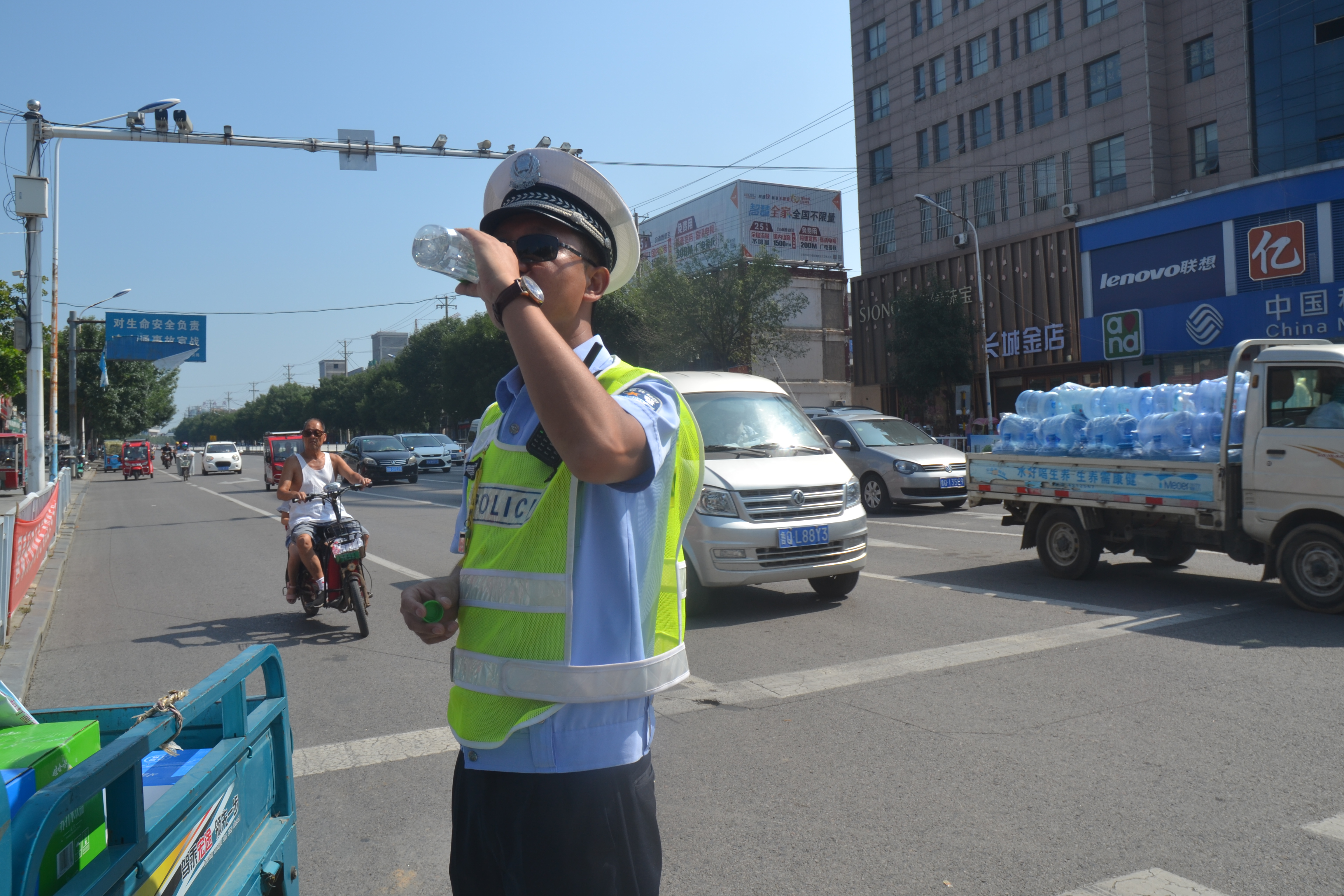 娃哈哈联合平邑心连心公益为交警送清凉(图4)