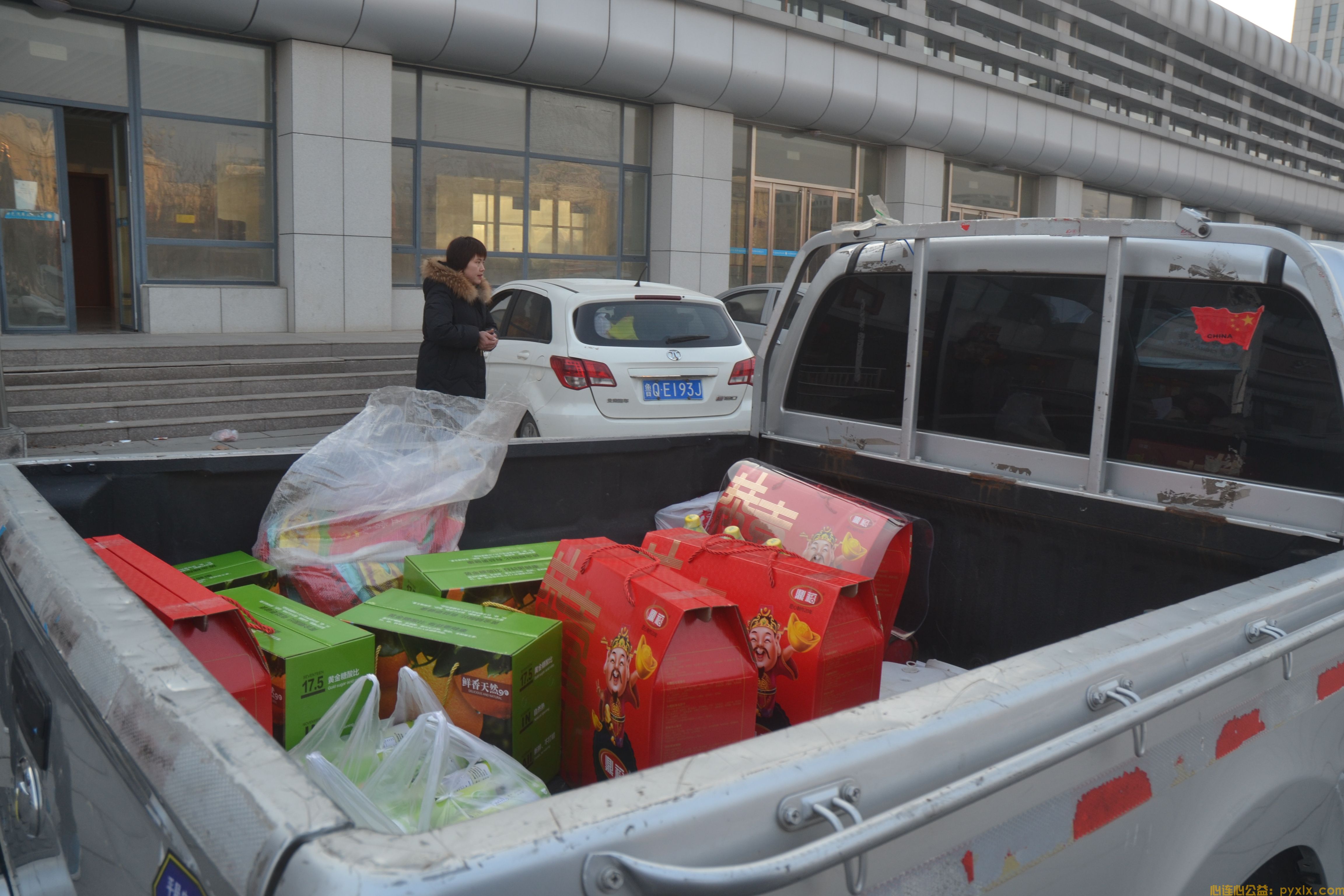 心连心温暖弱势群体、手牵手一起过大年