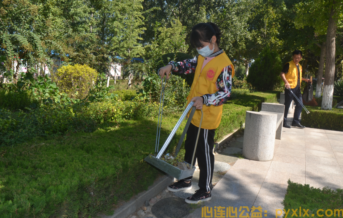 十月一国庆期间，心连心公益为平邑冠鲁广场“大扫除”(图3)