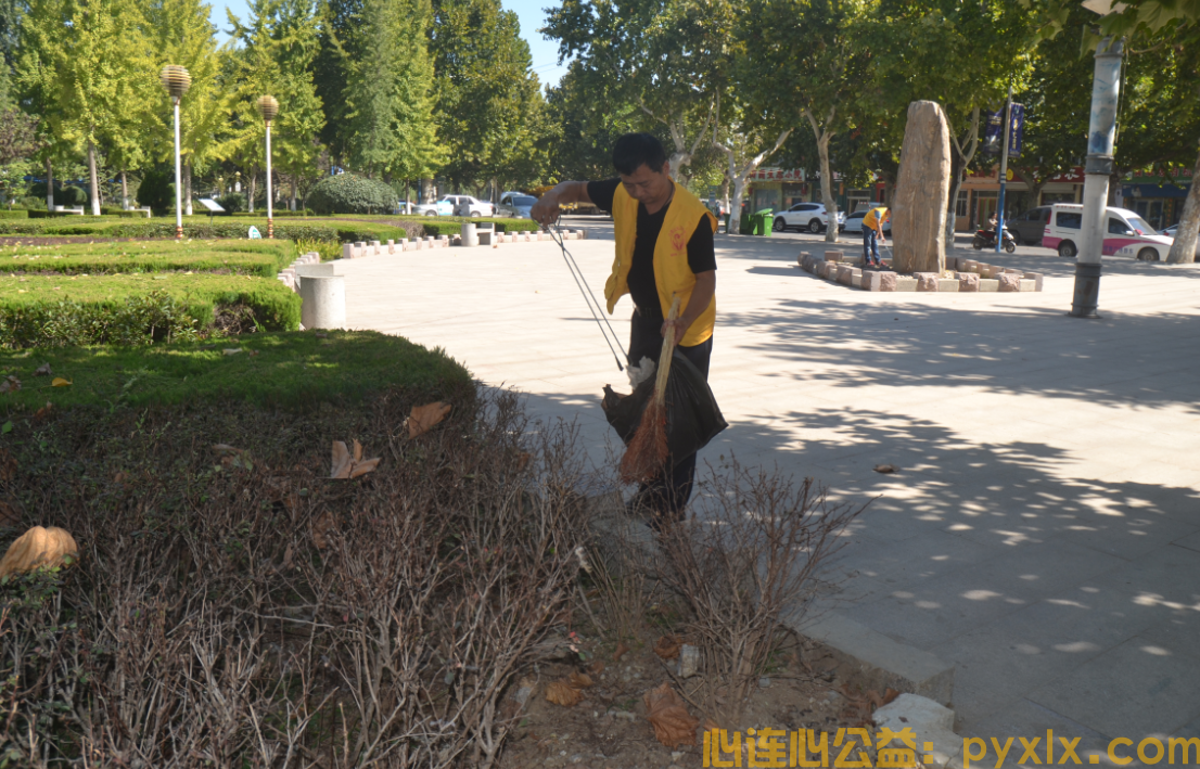 十月一国庆期间，心连心公益为平邑冠鲁广场“大扫除”(图6)